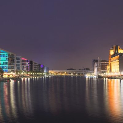 Picture of the city of Duisburg at night with reflecting lights in the water