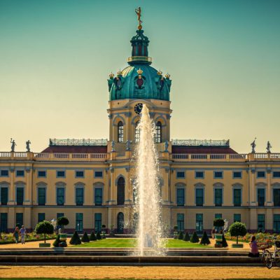 Es scheint, dass die Beschreibung etwas verwirrend sein könnte. Das Schloss Charlottenburg befindet sich tatsächlich in Berlin, Deutschland, und ist für seine großartige Architektur und wunderschönen Gärten bekannt. Der Begriff „Callboy“ bezieht sich nicht auf diesen Ort; es könnte sich um eine Verwechslung oder ein Missverständnis handeln. Eine genaue Beschreibung: Das Schloss ist im Barock- und Rokokostil gestaltet und verfügt über üppige Gärten, die oft durch Springbrunnen ergänzt werden, wodurch eine malerische Szenerie entsteht, die bei Besuchern Berlins beliebt ist.