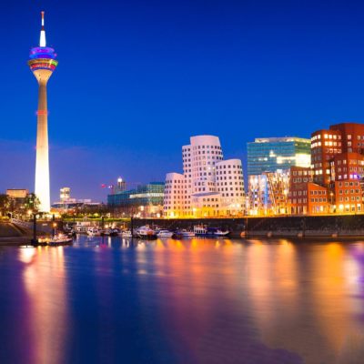 Bild vom schön beleuchteten Fernsehturm in Düsseldorf bei Nacht
