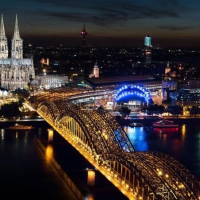 Bild von Köln und dem hell beleuchtetem Kölner Dom bei Nacht