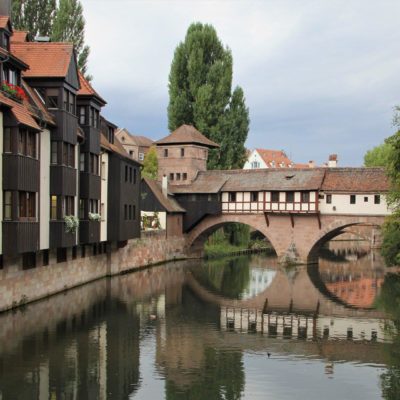 Picture of a historic Nuremberg bridge reflected in the water