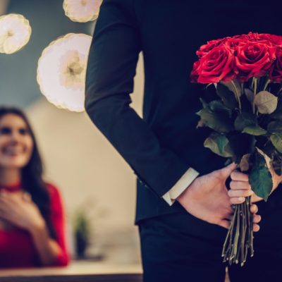 Callboy überrascht die Dame zum Geburtstag mit Rosen hinter dem Rücken