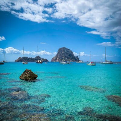 Bucht in Ibiza mit Booten