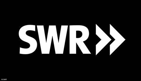 Die von Ihnen angegebene Beschreibung scheint sich auf ein Logo zu beziehen, das wahrscheinlich ein Gefühl von Modernität und Bewegung vermitteln soll. Die Buchstaben „SWR“ in fettem Weiß auf schwarzem Hintergrund suggerieren ein sauberes und professionelles Aussehen, während die beiden nach rechts zeigenden Pfeile Fortschritt, Vorwärtsbewegung oder Richtung symbolisieren könnten. Wenn dies mit einer Marke oder einem Unternehmen in Verbindung gebracht wird, könnte es Qualitäten wie Innovation und Effizienz darstellen. Wenn Sie spezielle Fragen zum Logo oder seiner Verwendung haben, können Sie diese gerne stellen!.